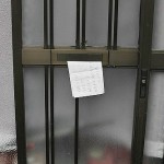 Записка с новым адресом, оставленная на двери старого дома в г. Намиэ, 20-е ноября 2011 г.