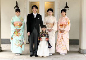 Принц Хисахито со своими родителями, принцем Фумихито и принцессой Кико, и сёстрами - принцессой Мако (слева) и принцессой Како (справа) завершает церемонии «тякко-но ги» и «фукасоги-но ги»