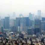Вид с Токийского небесного древа на район рядом со станцией Токио. На заднем плане слева видна Токийская башня