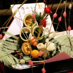 Все положенные атрибуты праздника: и сосна, и бамбук, и листики "урадзиро", которыми обычно украшают дома во время празднования Нового Года