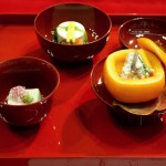 Практически старо-традиционная кайсэки. На один персональный столик и из классических 4-х блюд: 一汁三菜 (ити дзю - сан саи) - один суп и три дополнительных блюда, приготовленных по-разному