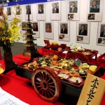 Так выглядел стол целиком. Приготовлен мастерами изящной кухни одного из отелей Киото. На заднем плане видна "доска почета" с фотографиями и данными всех мастеров, участвовавших в изготовлении всей этой съедобной красотищи