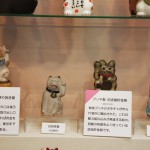 Слева - тоже редкий кот. Манэки-нэко, сделанный в родном моем Фусими (район Киото). Один из первых котов-копилок, предвоенный. Первые коты-копилки не имели дырочки, откуда монетки можно было вытрясти. Эти копилки нужно было только разбивать. Потому поистине редчайший экземляр