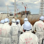 Представители СМИ, «TEPCO» и управления по ядерной и промышленной безопасности (NISA) перед пострадавшей от цунами АЭС «Фукусима-1». Окума, префектура Фукусима. 20-е февраля 2012 г.