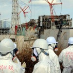 Представители СМИ, «TEPCO» и управления по ядерной и промышленной безопасности (NISA) перед пострадавшей от цунами АЭС «Фукусима-1». Окума, префектура Фукусима. 20-е февраля 2012 г.