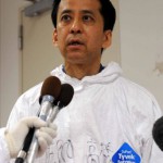 Управляющий АЭС «Фукусима-1» Такэси Такахаси (Takeshi Takahashi) общается с представителями СМИ. Окума, префектура Фукусима. 20-е февраля 2012 г.