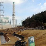 Разрушенная землетрясением и цунами башня линии электропередач. На заднем плане видны здания реакторов №№6,5. Футаба, префектура Фукусима. 20-е февраля 2012 г.
