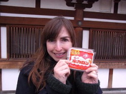 Даниэлла с пакетиками хоккайро в руках. Киото