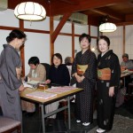 А стал зал для лекций и занятий. Это и есть сэнсэй и ее ученицы. Кадзуко Ониси занимается мини-кимоно уже четверть века. Признанный авторитет в этой области
