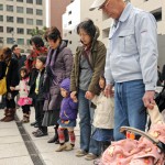 Минута молчания в память погибших. Район Тюо, Фукуока. 11-е марта 2012 г.