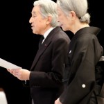 Император Акихито и императрица Митико на мемориальной церемонии в Национальном театре в Токио. 11-е марта 2012 г.