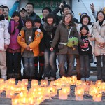 Выжившие в ходе землетрясения и цунами позируют фотографу. Кэсэннума, префектура Мияги. 11-е марта 2012 г.