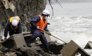 Полицейские продолжают поиски пострадавших на побережье Исиномаки, префектура Мияги