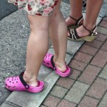 Иногда японки носят обувь на один-два размера больше, чем надо. Особенно совсем молоденькие девушки. Объяснений этому много, одно другого чуднее. Тем не менее, такое действительно имеет место быть и не считается (пока) чем-то сильно неправильным. Удобно так. И все