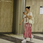 Девушка в подземном переходе от универмага к метро