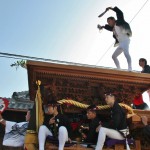 Традиционно привилегия и право танцевать на крыше дандзири принадлежит семье мастера, изготовившего телегу. Сделал - докажи сам, что надежно