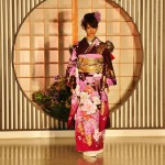 Фурисодэ, кимоно с длинными развевающимися рукавами для молодой незамужней девушки. Это явно очень парадный комплект