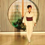 Сдержанное, спокойное кимоно в мелкий горошек. Рисунок пояса совпадает с рисунком хан-эри (то, что видно в отвороты кимоно на груди)