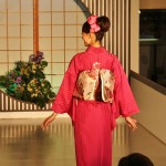 Пояс очень традиционный с цветочками сакуры. Что в сочетании с цветом самого кимоно тоже позволяет использовать комплект как сезонный на апрель - время цветения сакуры. Или сам по себе, чтобы подчеркнуть юность той, которая его носит