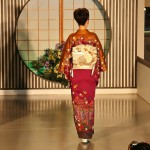 Сочетание очень "выскородного" рисунка на самом кимоно и коршуна на поясе намекает, что дама высоко себя ставит и своего не упустит
