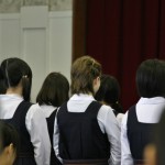 Девушки стоя внимают ответной речи от их лица