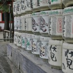 Это бочки с сакэ около входа в храм Хэйан-дзингу. На прошлой неделе я покатила туда на велике проведать тамошние пруды, давно не виделись. И почему-то показалось очень приятным обнаружить на другом конце города такой "привет" - сакэ, произведенное в нашем Фусими