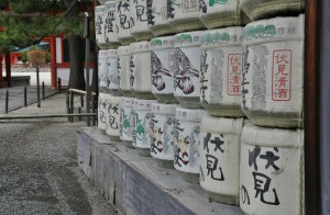 Это бочки с сакэ около входа в храм Хэйан-дзингу. На прошлой неделе я покатила туда на велике проведать тамошние пруды, давно не виделись. И почему-то показалось очень приятным обнаружить на другом конце города такой "привет" - сакэ, произведенное в нашем Фусими