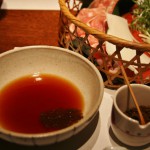 Соус для макания (обычный соевый кислый "пондзу"), в который по вкусу добавляется обычная же пряная смесь ситими-тогараси