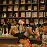 Детский "читальный зал". Тут собраны преимущественно детские книги (не только манга). Сидеть можно прямо на полу или на ступенечках. Обувь снимается при входе в зал