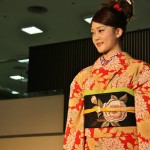 И контрастные (хоть и не очень яркие, осень все-таки) вкрапления других цветов на воротнике нижнего кимоно и на оби-агэ