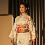 Само кимоно без подчеркнутой сезонности. Цветочки-листочки самые разные, включая и откровенное весенние сливы и сакуру, и явно осенние хризантемы. Плюс все остальное. А вот пояс с хризантемами - конкретно осенний