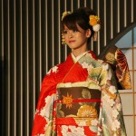 Опять-таки само кимоно "внепогодное", а пояс осенний, что дополнительно подчеркнуто "брошкой" оби-домэ из черепахового панциря с узором из мелких хризантемок. Ну, и украшениями в прическе