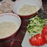 Подготовленные продукты и тонкая пшеничная лапша сомэн. Помимо очевидных свежих помидора и огурца, использовались адзи-тамаго, морская капуста вакамэ и "сябу-сябу" свинина